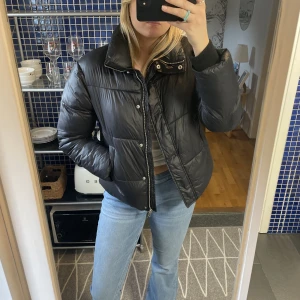 Pufferjacket från Nelly - Säljer nu min svarta pufferjacket från Nelly! Endast använd ett fåtal gånger. Storlek 40, men passar även storlek 36/38 ifall man vill ha den oversized! Frakt tillkommer❣️ 