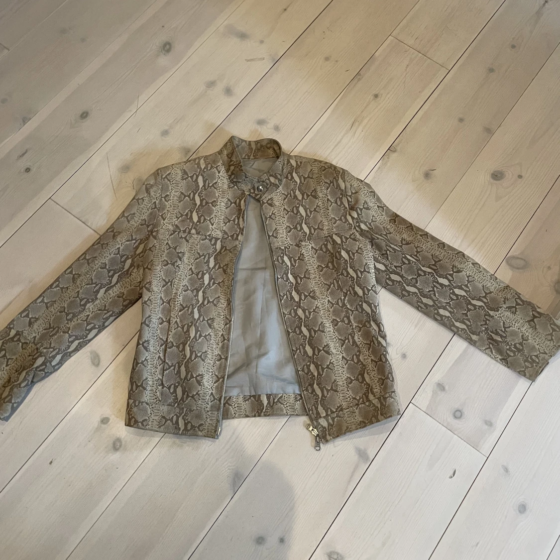 Ormskinns jacka (fejk)