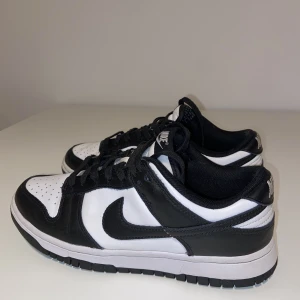 Panda dunks - Säljer dessa Panda dunks! Skorna är använda men fortfarande i gått skick💞