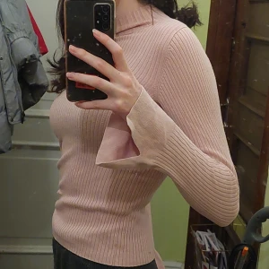 rosa långärmad topp - Baby rosa turtleneck från branden yessica, köpt från c&a.  Använd fåtal gånger Xs, sitter lite tajt på mig som är small/medium