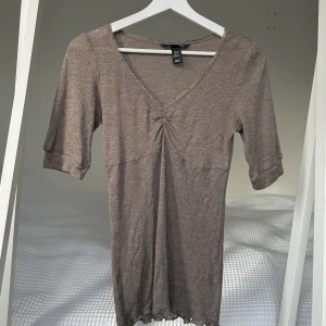 Top - En brun topp med mönster