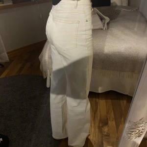 Beiga jeans  - Säljer mina skit snygga beiga jeans. Från mango 