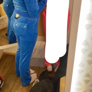 JUICY COUTURE  - Säljer mina blåa juciy couture byxor eftersom dom inte kommer till någon användning. Dom är i storlek M men skulle nog passa som L också. Köpte dom för 1000kr å säljer dom för 550💘   Dm för mer information💘💘
