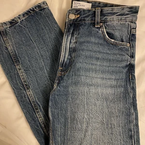 Jeans - Säljer dessa supersnygga mörkblåa jeansen från bershka då de är lite för stora för mig - därav används de sällan. Hör av er vid fler frågor!