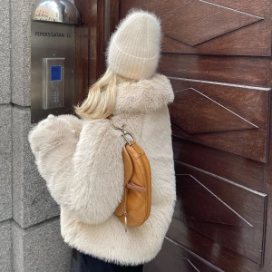 Pälsjacka - (Lånade bilder) Kollar intresset på denna fina pälsjacka, aldrig använd och lappen kvar🫶