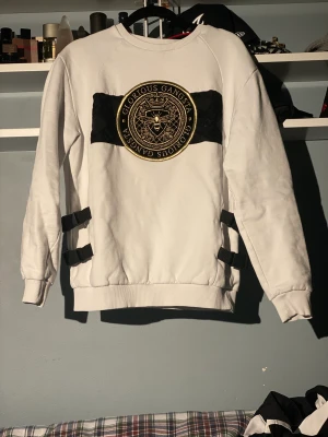 Glorius gangsta hoodie 🐝 - 10/10 skick skit snygg hoodie säljer för att den är för liten för mig 