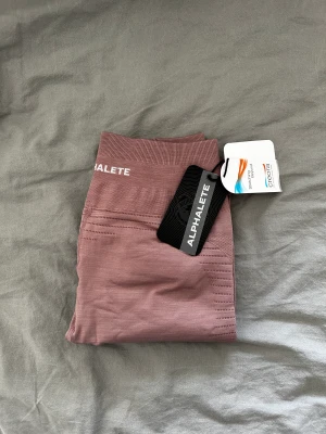 Alphalete Ozone leggings  - Säljer mina nya alphalete Ozone leggings i mauve färg. Helt oanvända seamless. 