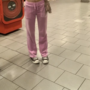 Juicy byxor - Säljer mina rosa (orchid pink) juicybyxor. Dem är i bra skick förutom att en av metallgrejen på snöret har ramlat av❤️tar gärna emot byten. OBS dem är insytta ungefär 4 cm men dem passar perfekt för mig som är 168-170cm (man ser inte att dem är insytta❤️