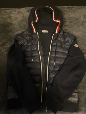 Moncler cardigan - Moncler cardigan storlek 1. Skick 9/10.  Om ni har frågor så e det bara o skriva. Pris kan diskuteras den passar även m