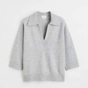 Stickad grå tröja i nyskick från HM med 3/4 armar. Superskön och gosig som absolut inte sticks❤️