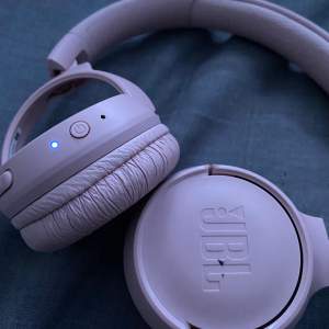 Fina ljusrosa JBL hörlurar som knappt är använda. Säljer då de inte används längre. Nypris: 490 Tryck inte på ”köp nu” ta istället kontakt med mig💗