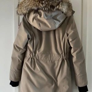 Canda Goose - Äkta canadagoose jacka. I mycket fint skick bara använd under denna vinter.  Nypris 16900