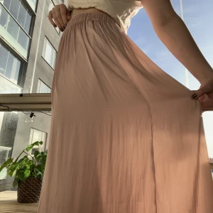 Maxikjol - En längre rosa kjol från Gina! Passar super till sommaren då den inte alls blir varm! Står xs men är väldigt stretchig i midjan