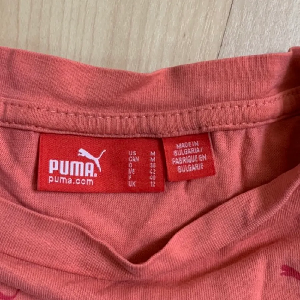 Puma t-shirt i storlek M. . T-shirts.