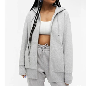 Zip-up hoodie - Fin zip-up hoodie från monki<3 nypris: 300 kr. 