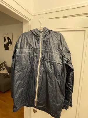 Our Legacy Jacka - Säljer min Our Legacy Parka/Jacka! Perfekt för våren och reversible. Bra cond, köpt på deras sample sale för några år sen.   One size storlek men skulle säga att den passar dig som är 180cm-2m