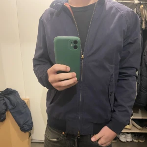 Gubbjacka - Jack and Jones premium jacka i färgen navy. Använd 2 gånger så inprincip ny därmed 10/10 skick. 