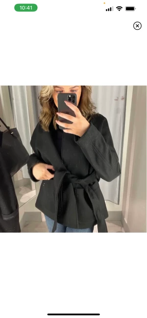 Kappa - Super fin kort kappa ifrån h&m. Säjer då jag har liknande. Super fint skick. Kan användas både med och utan band. Hör av er vid intresse eller funderingar!💞