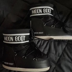 Moon boots  - Snygga moonboots! Flerstorlekar men passar mig som vanligtvis brukar ha 39 i skostorlek🥰Använda max 3 gånger men fint skick. 