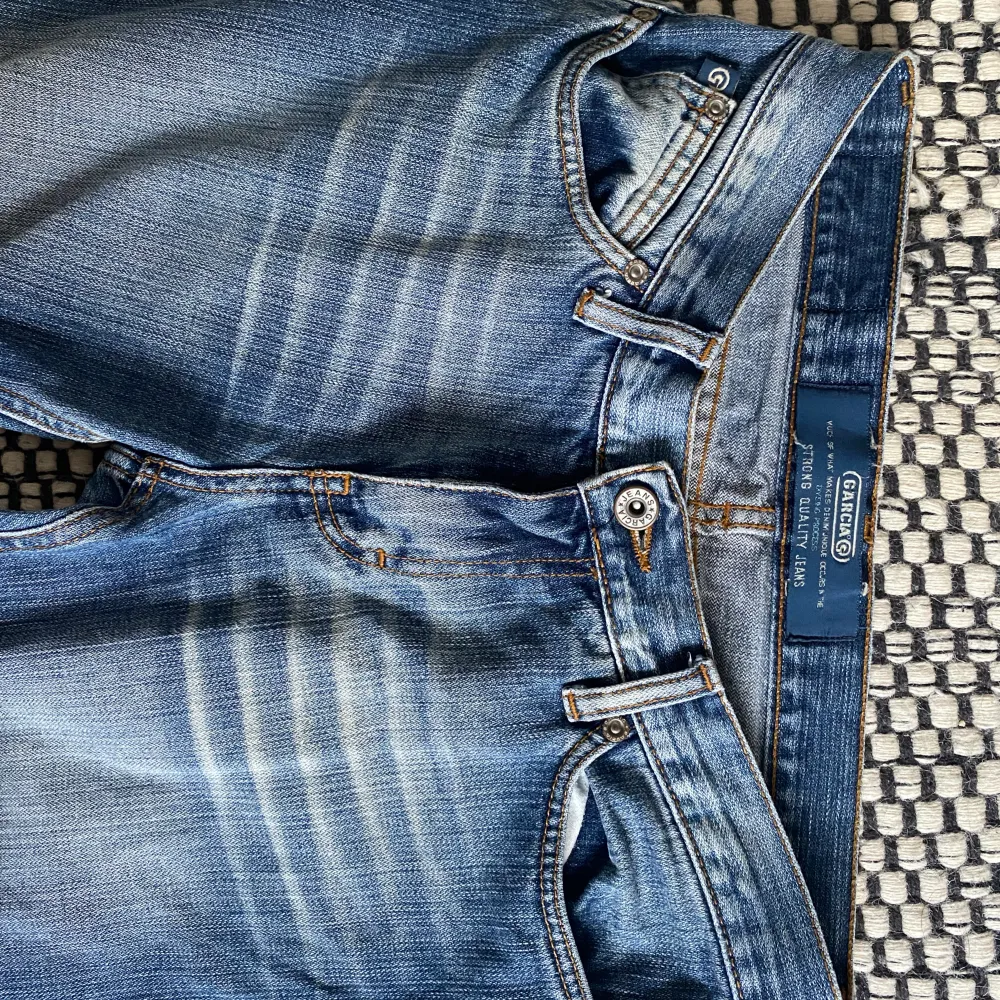 Ett par lågmidjade jeans som tyvärr var för stor på mig❤️. Jeans & Byxor.