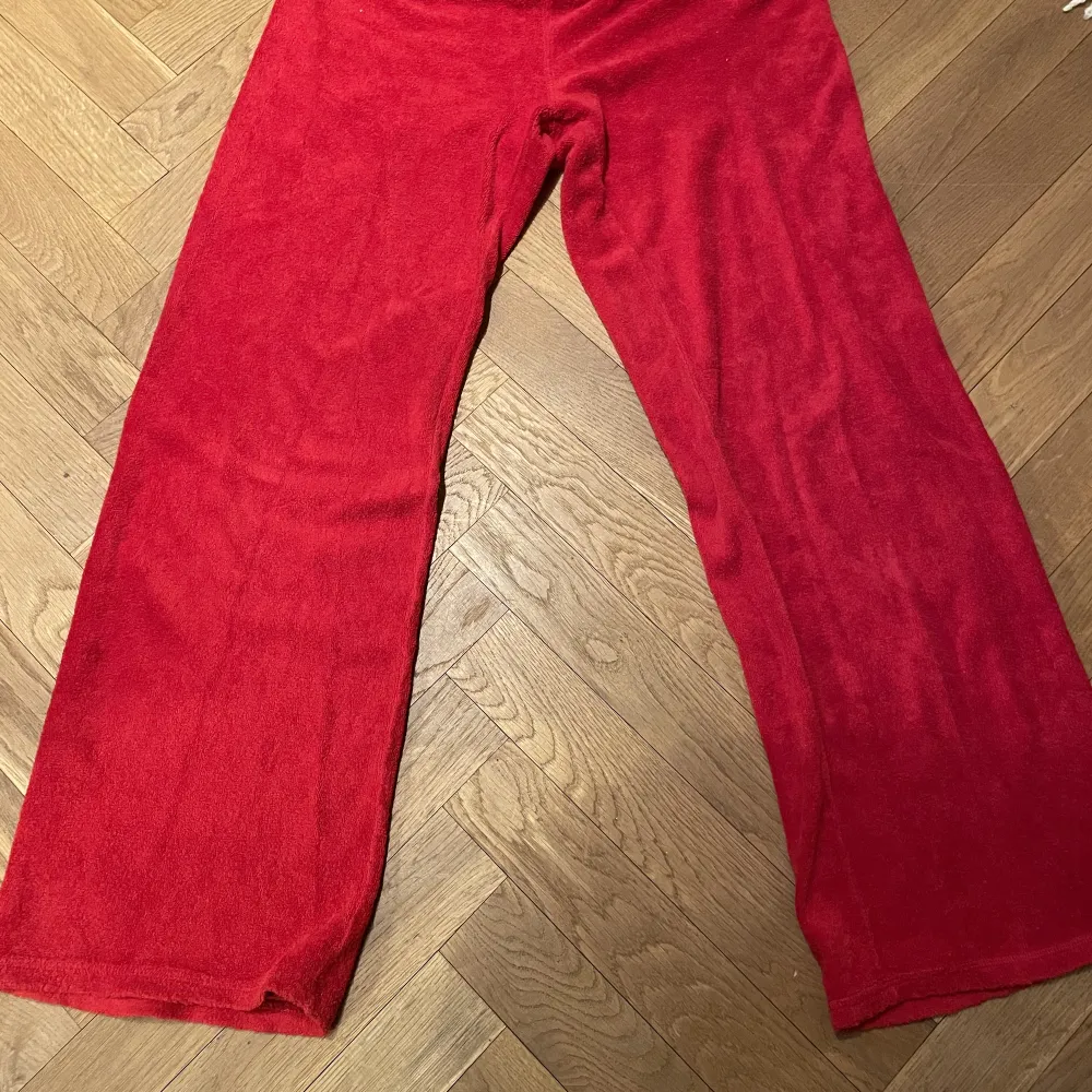 Assnygga röda juicy couture som tyvärr inte har kommit till användning. Farkut & Housut.