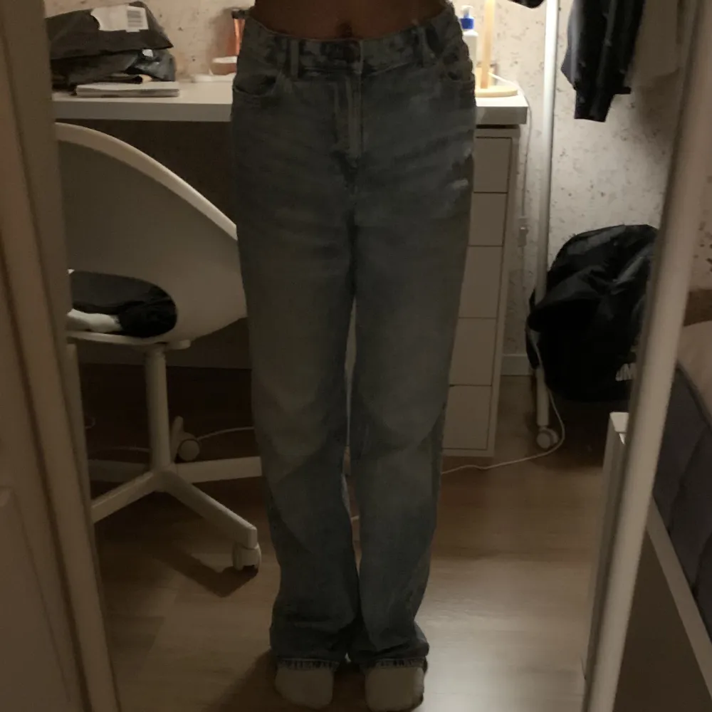 Säljer ett par högmidjande jeans från Lindex i stl 158! Säljs pga att de inte kommit till användning. Nypris: 350kr. Jeans & Byxor.