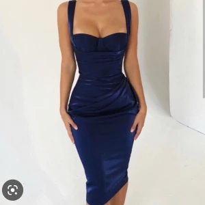 House of CB - House of Cb - loulou corset dress SATIN BLUE  Helt oanvänd   KÖPT FÖR 170€ (prislapp kvar)