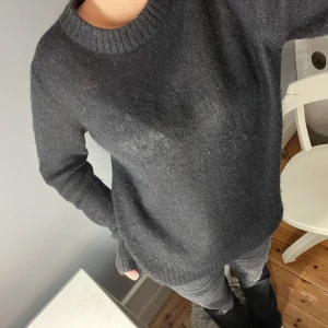 cos tröja - så snygg tröja från cos!! nypris 950 säker för 400!! typ aldrig använd💕