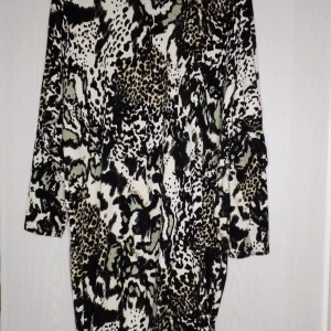 Klänning  - One sice passar M-L i bra skick 