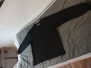 Svart oversized sweatshirt  - Svart Nathan sweatshirt från weeday lite urtvättad, skick 7/10, inga fläckar Från Djur och rökfritt hem