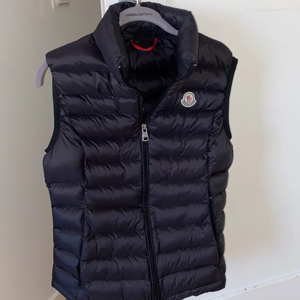 Äkta dam moncler väst, använd 3 gånger, två fickor vid sidorna. Storlek M men passar även för personer med storlek L, ordinarie pris 2 200kr. Sälja tyvärr för den är stor på mig . Jackor.