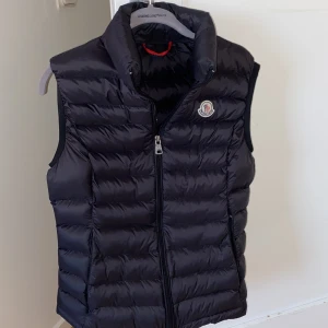 Äkta moncler väst  - Äkta dam moncler väst, använd 3 gånger, två fickor vid sidorna. Storlek M men passar även för personer med storlek L, ordinarie pris 2 200kr. Sälja tyvärr för den är stor på mig 