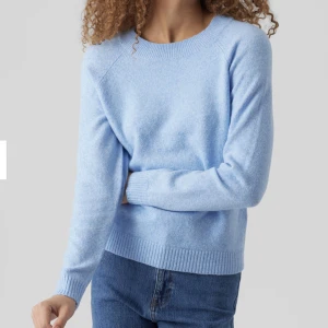 Söt stickad tröja - Säljer min jätte fina stickade tröja från Vera Moda i färgen baby blå💙  använd tre gånger så bra skick!! Skriv om du vill ha fler bilder eller frågor😊