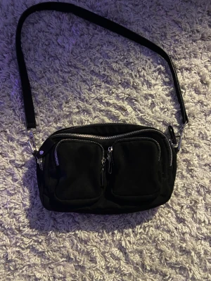 Väska Gina Tricot  - En fin väska från Gina. Har ”limmat” upp bandet så det blev kortare men ing ett som syns.kontakta mig vid frågor.💝