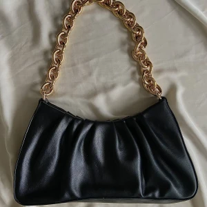 Svart väska  - Svart axelremsväska super fin, finns inga tecken på användning. 