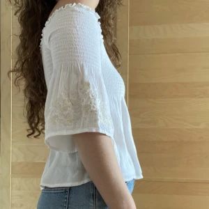 Off-shoulder top - Jättesöt topp från Hollister som är använd fåtal gånger så i jättefint skick! Nypris 399:-. 