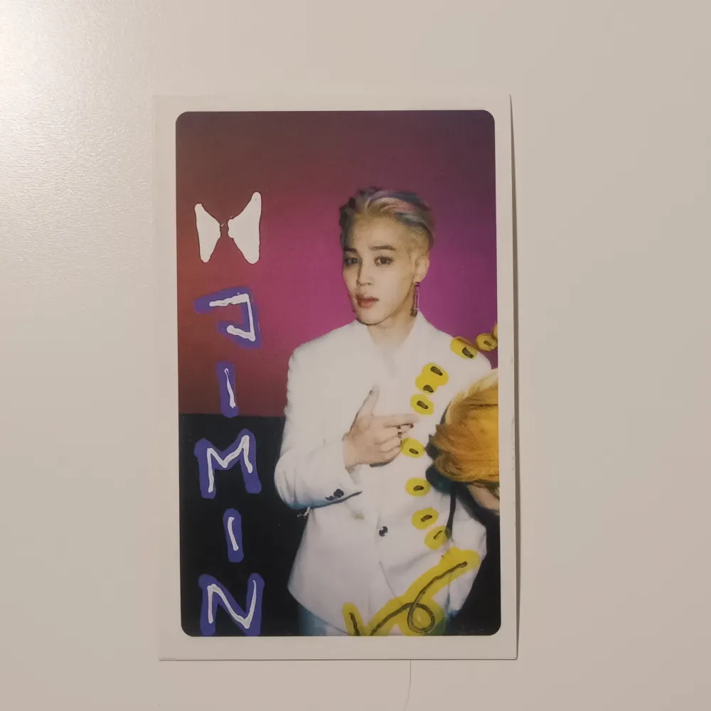 🌸BTS🌸 Bts lomo card Butter: Jimin. I nyskick och superfin, passar till att ha i genomskinliga mobilskal eller som dekoration av ditt val. 20 + frakt💕 Ej pc. Skickar bild innan jag postar. Frakten för icke spårbar: 13 kr. Accessoarer.