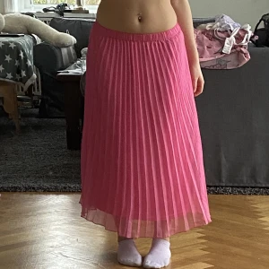 midi kjol - midi kjol som både kan vara högmodjad och lågmidjad! frakt tillkommer