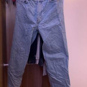 Ett par blå jeans från weekday, storlek 30x30 jag är 176 och de passar mig bra i längden men har blivit lite stora.