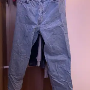 Ett par blå jeans från weekday, storlek 30x30 jag är 176 och de passar mig bra i längden men har blivit lite stora.