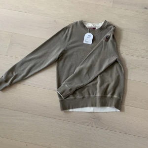 Parajumper collegetröja - En jättefin parajumpertröja som min kille vill sälja då han aldrig har haft användning för den + inte hans stil längre, den har defekter som INTE syns då de är på insidan av kragen, skriv privat för bild. KAN SÄNKA PRISET VID SNABB AFFÄR