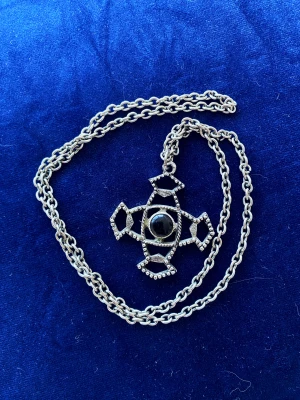 Halsband  - Halsband med kors i vit metall och svart sten  Okänt material 