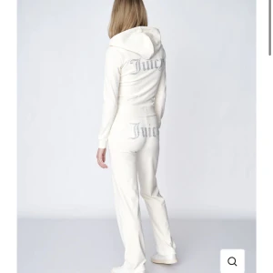 Juicy set  - Intressekoll på detta helt nya juicy setet i krämfärg🤍 Enbart testat 1 gång men gillade inte färgen på mig därav säljer jag, nypris 2500 tilsammans❤️Går att köpa både ihop och var för sig, kom med prisförslag🥰 Tröja i M och byxa i L🤍🤍