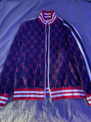 En hel snygg dress - En snygg dress i stl S. Har fler bilder men fick bara välja 3st. Så kan skicka mer om man vill.