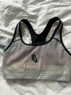 Nike sport-bh  - Nike sport-bh som har reflex! Så bra om man är ute och springer eller tar en promenad när det blir mörkare. Men även bra på gym eller annan typ av träning 💗 säljer då den är för mig och har flera st 💗