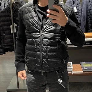 Moncler cardigan strl 2 - En mycket fin moncler cardigan köpt på nk i Göteborg 