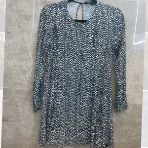Fin blå-/vitmönstrad klänning från Zara. Storlek Xs/S. Klänningen är i bra skick. Säljer den då den är för kort på mig.