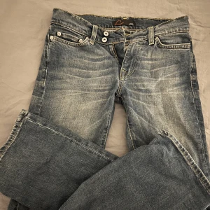 Lågmidjade jeans - Säljer nu dessa lågmidjade crocker jeans då dom är lite för små för mig! Perfekt skick och jag har aldrig använt dom. Midjemåttet är 74 och även innerbenslängden är 74 🙌🏼💓