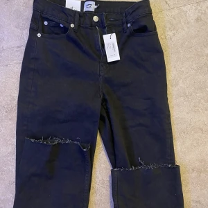 Nya jeans  - Säljer mina nya jeans (prislapp finns kvar) i modellen Lane från lager 157. Storlek S färg svart. Hör av er för fler frågor eller bilder. Köppte för 400