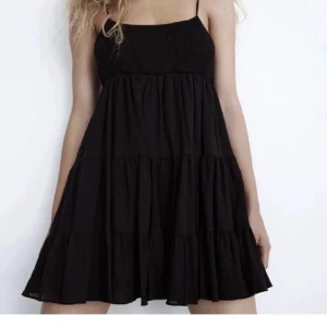 Populär klänning från Zara - Säljer denna slutsålda, otroligt populära klänningen från zara. Säljer den eftersom den inte kommer till användning längre. Finns inte att köpa längre på Zaras hemsida💗💗🤞🏽Tveka inte att höra av er om ni har några frågor.❤️❤️